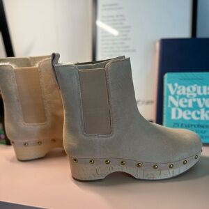 Never worn - J. crew Women's Suede Chelsea Clog Boot w/faux fur size 8